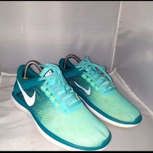 Nike running shoe flex